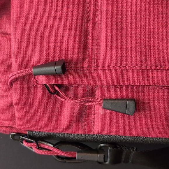 Targus Groove X Red Slip-Case Mac-book Case with Strap. - Picture 3 of 11